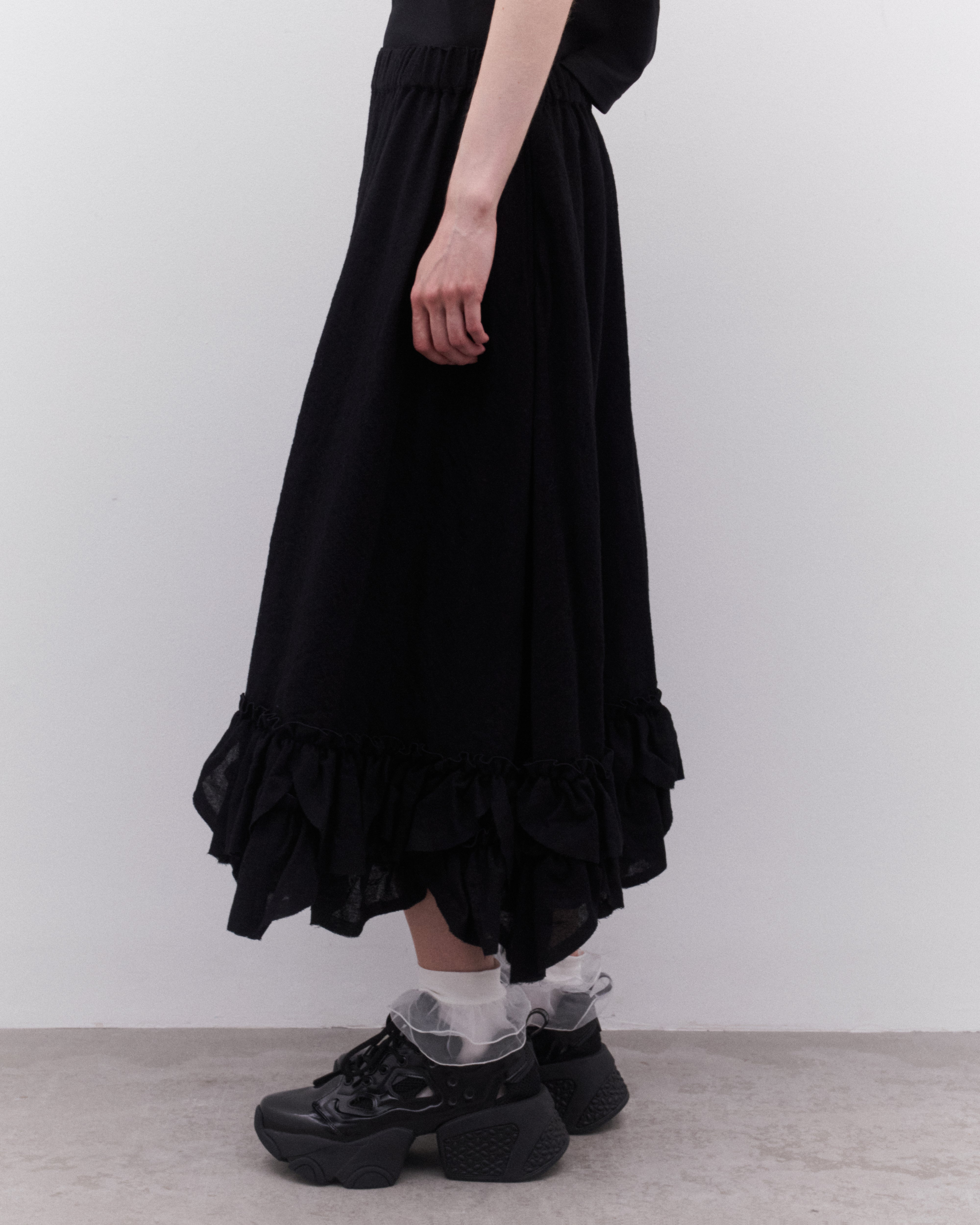 ✴︎howdy✴︎fuwa fuwa skirt 【black】 Noir Kei Ninomiya: Women's Ruffle Hem Wool Skirt (Black) | Dover