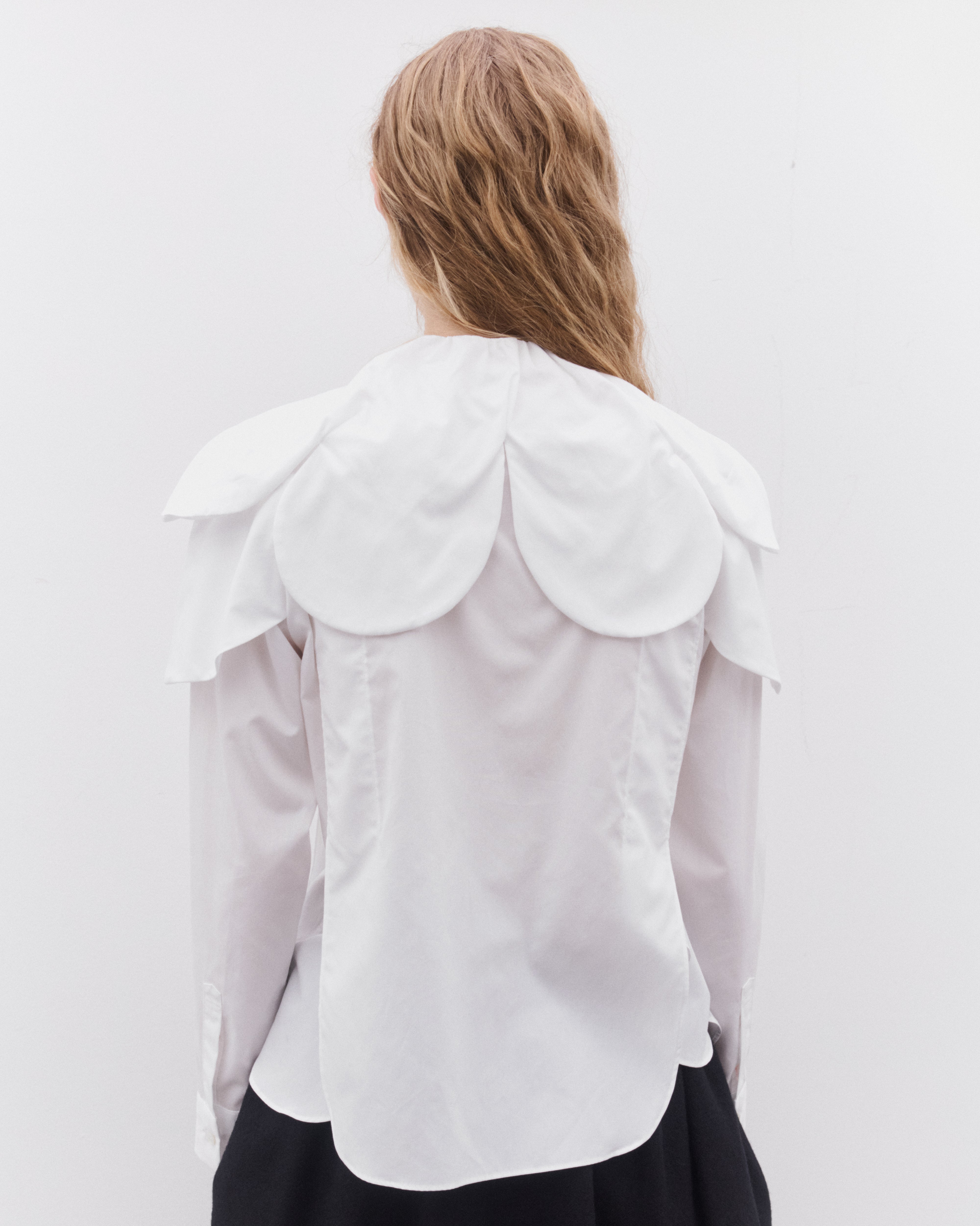 Noir Kei Ninomiya: Women's Petal Collar Shirt (White) | DSML E-SHOP