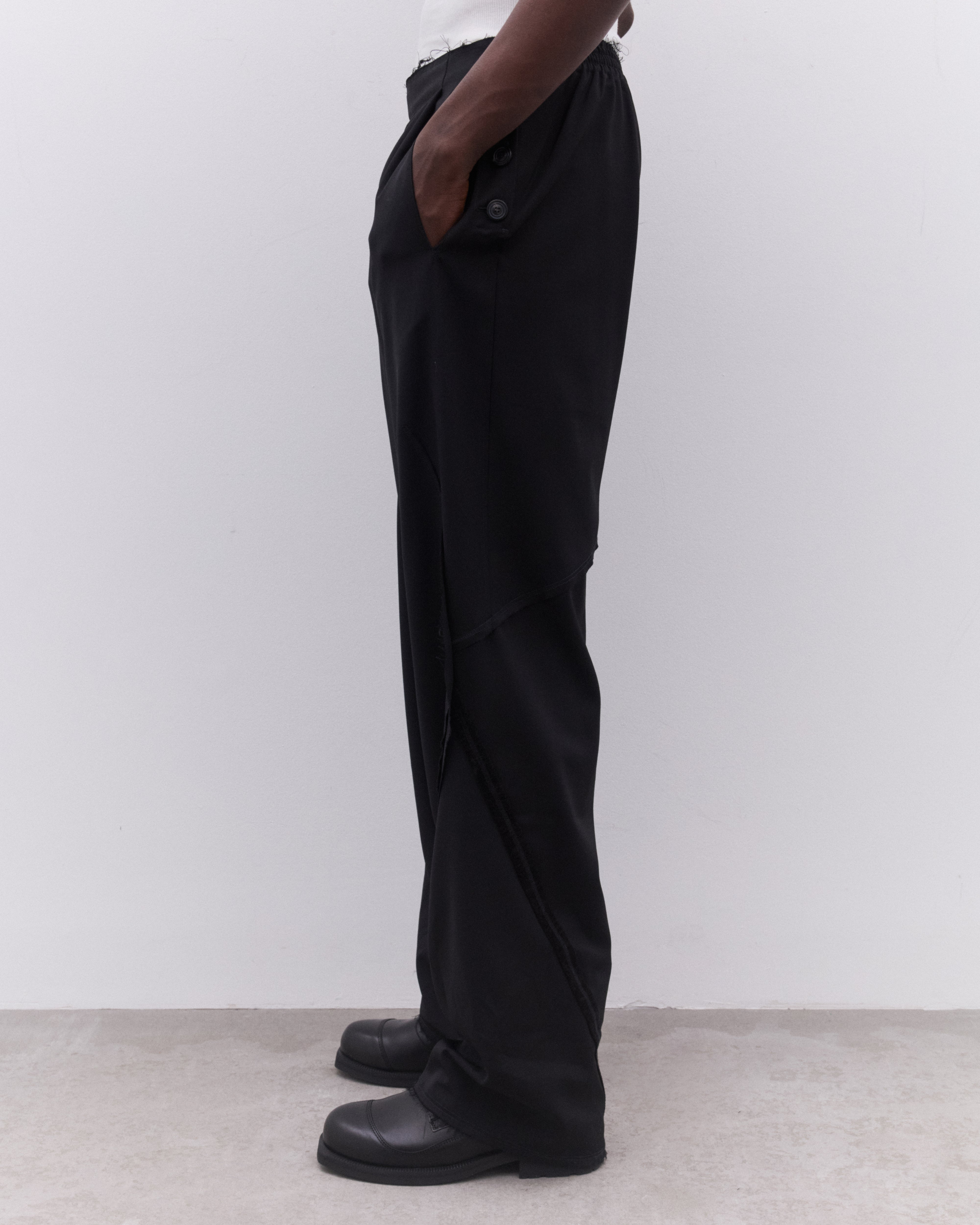 パンツ Kiko kostadinov itten darted trouser Kiko Kostadinov(キココスタディノフ) 「ITTEN DARTED TROUSER