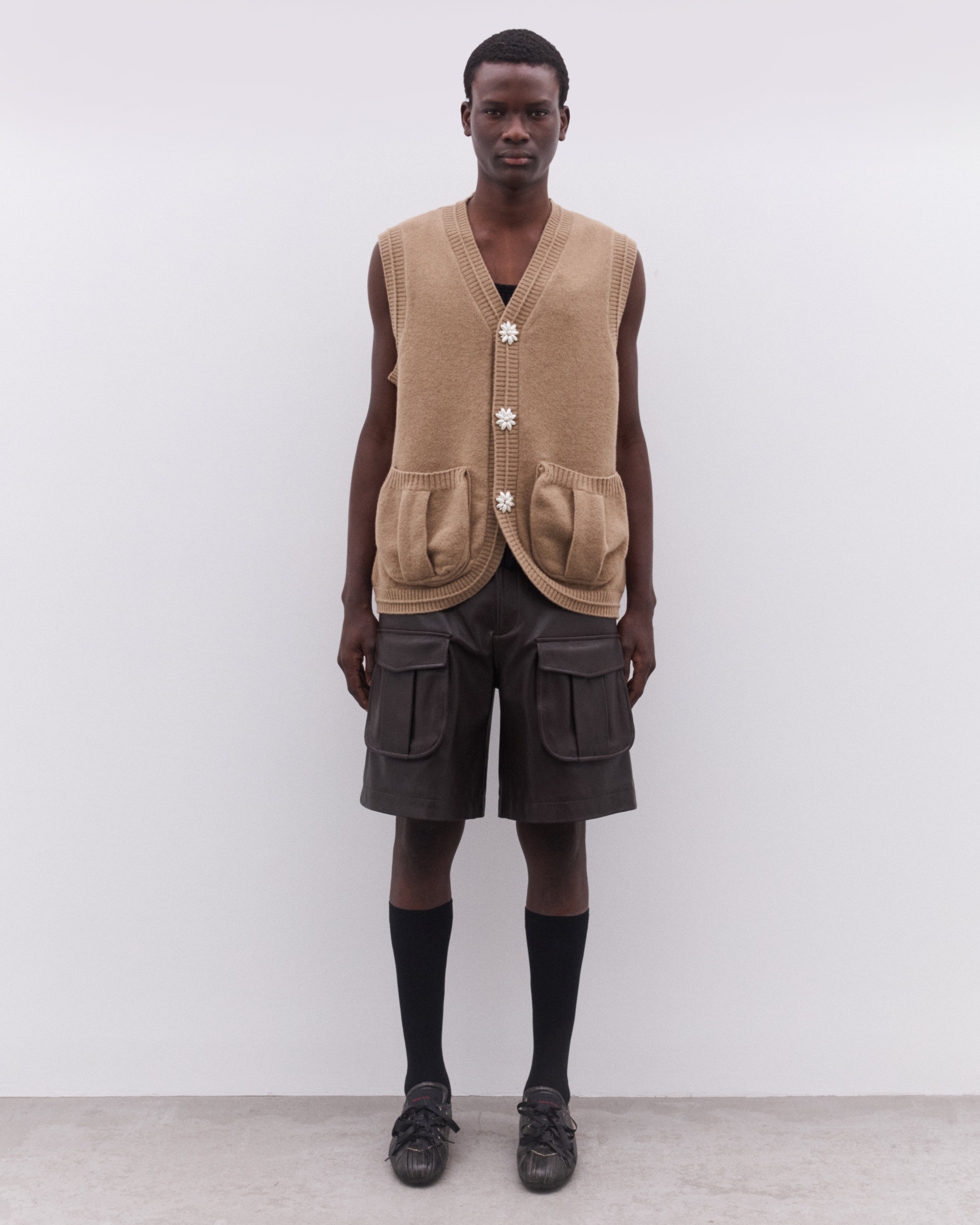 h*r様 UND MANY MOTIF BUTTON VEST Simone Rocha: Men's Pearl Button Vest (Camel/Pearl) | Dover Street
